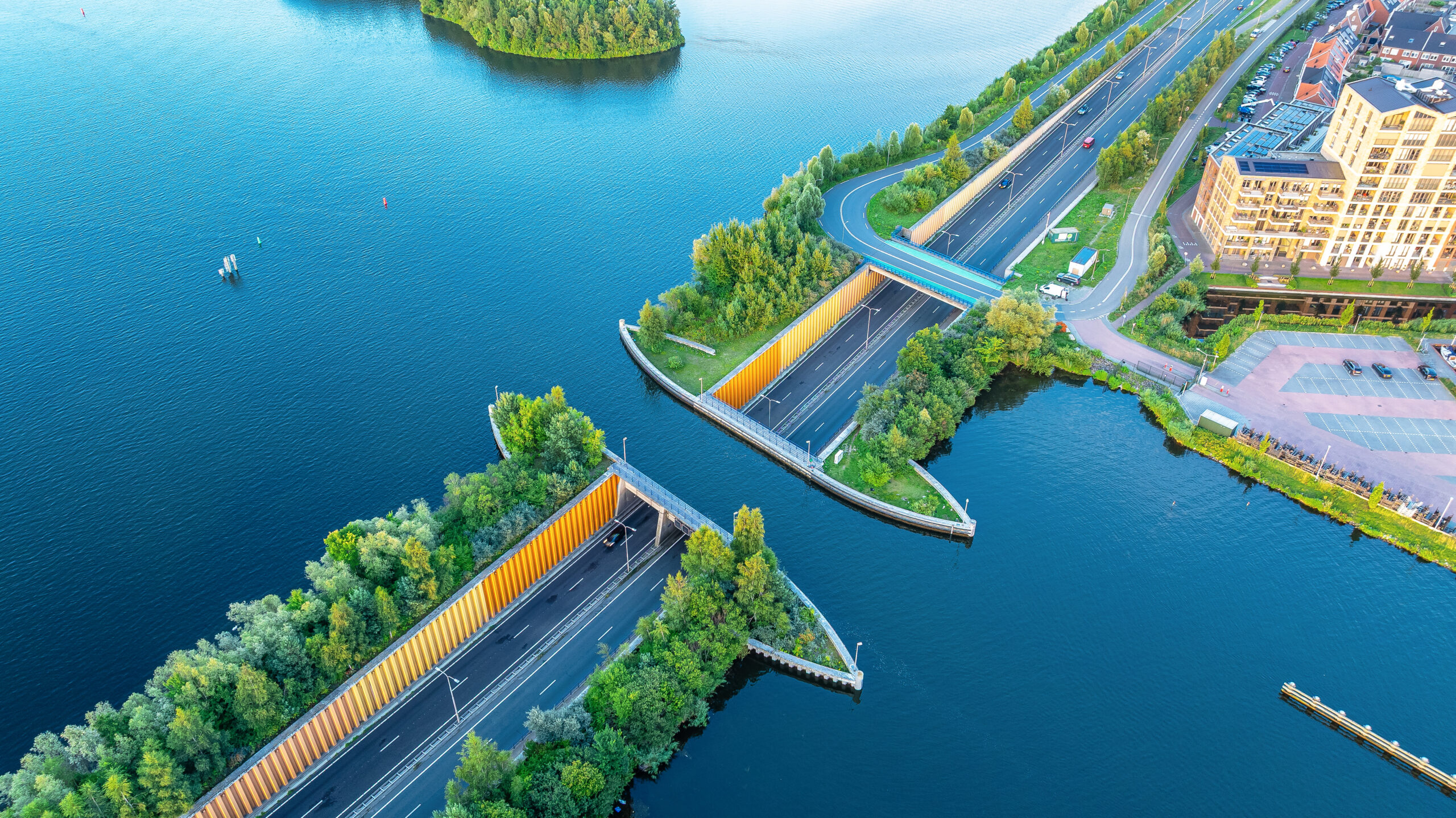 Weluwemeer aqueduct - water and road traffic passing over each other